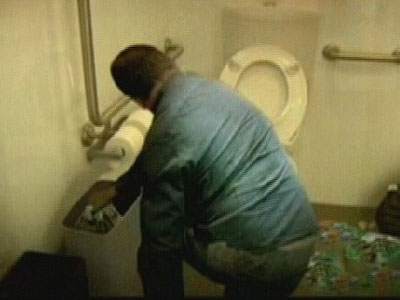 Βρήκε 100.000 δολάρια σε… τουαλέτα