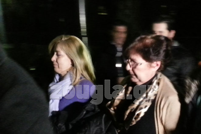 Η σύζυγος του Γ. Γιακουμάτου φτάνει στην Ευελπίδων