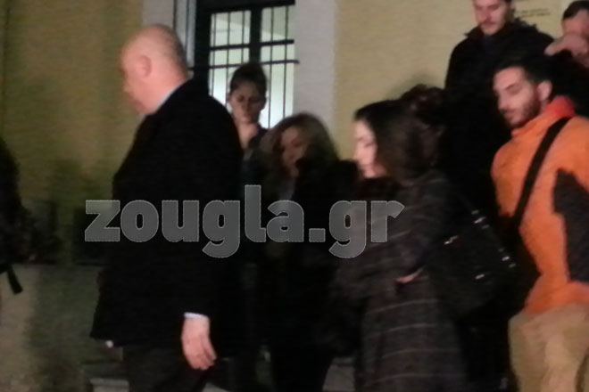 H σύζυγος του Γ. Γιακουμάτου εξέρχετα του γραφείου του εισαγγελέα