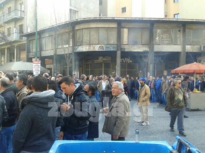 Εικόνα από την πλατεία Βάθης λίγο πριν ξεκινήσει η πορεία