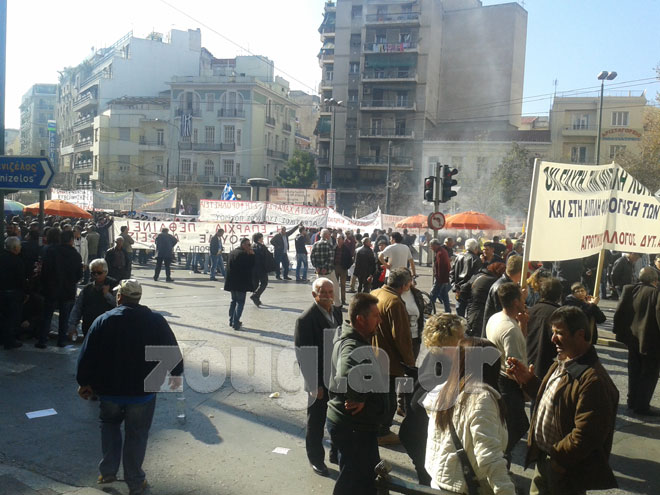 Η εικόνα από την πλατεία Βάθης λίγο πριν ξεκινήσει η πορεία