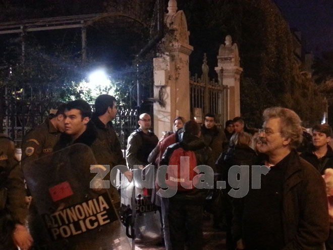 Διαμαρτυρία εκπαιδευτικών που αντιδρούν στη διαθεσιμότητα