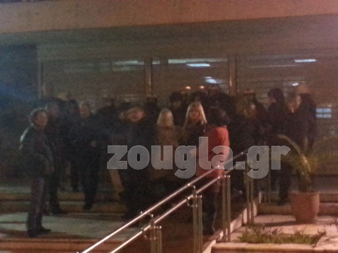 Εκπαιδευτικοί που αντιδρούν στο μέτρο της διαθεσιμότητας εισέβαλαν στις 6.30 στο προαύλιο του υπ. Διοικητικής Μεταρρύθμισης