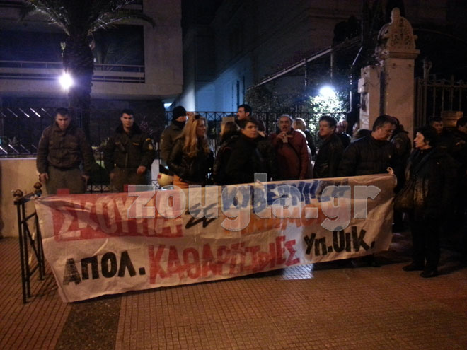 Έξω από το υπουργείο και οι απολυμένες καθαρίστριες του ΥΠΟΙΚ