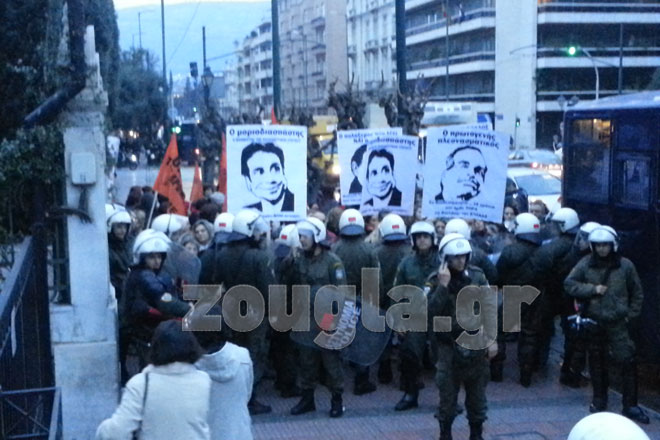 Παραμένουν έξω από το υπουργείο οι εκπαιδευτικοί