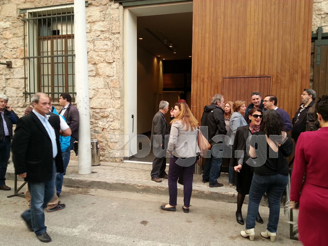 Περιμένοντας τον Αλέξη Τσίπρα. Η ώρα είναι πέντε λεπτά πριν τις 20.00. Σημειωτέον ότι η έναρξη της εκδήλωσης είχε οριστεί για τις 19.00