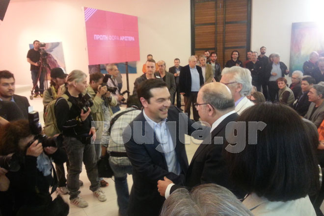 Ο Αλ. Τσίπρας εισέρχεται στην αίθουσα της εκδήλωσης