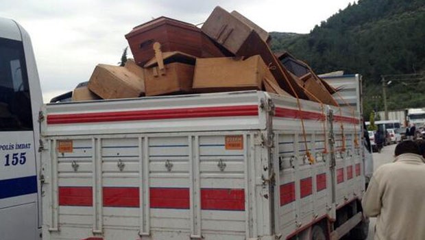 Φέρετρα στοιβαγμένα σε φορτηγά για τους εκατοντάδες νεκρούς