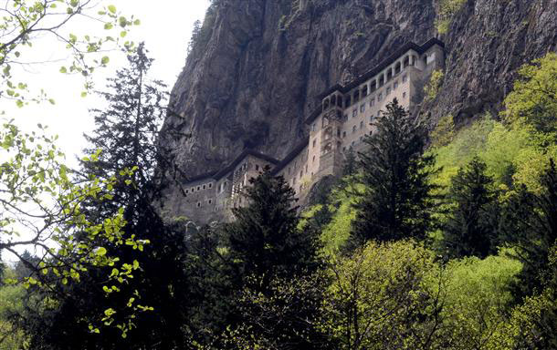 Όταν πραγματοποιεί λειτουργία στο μοναστήρι, που βρίσκεται «κρεμασμένο» σε γκρεμό στην ενδοχώρα της Τραπεζούντας (λιμάνι στη Μαύρη Θάλασσα), ο Ορθόδοξος πατριάρχης Βαρθολομαίος, συγκεντρώνονται πιστοί από την Ελλάδα, τη Ρωσία, τη Γεωργία, την Τουρκία και τις ΗΠΑ.