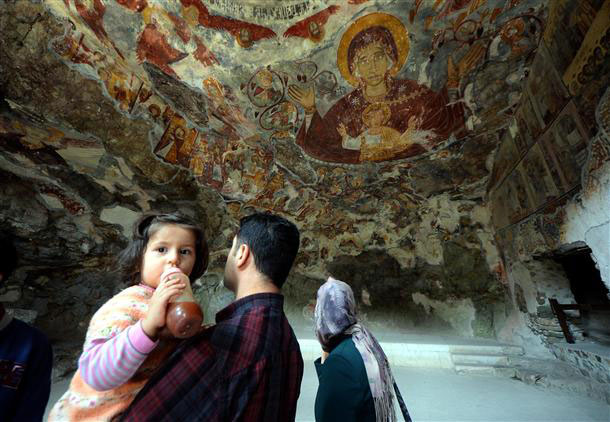 Στο εσωτερικό του ναού, παρά την εγκατάλειψη χρόνων, ορισμένες αγιογραφίες είναι διατηρημένες.