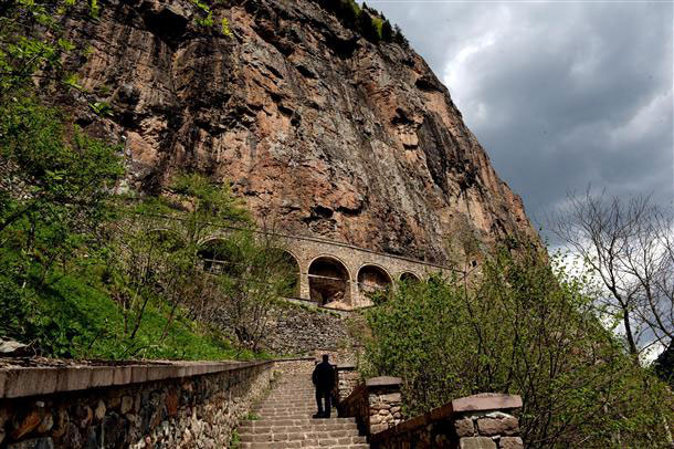 Για να επισκεφτεί κάποιος το μοναστήρι, θα πρέπει να ανέβει πολλά σκαλιά.
