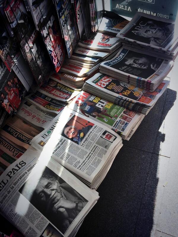 Κιόσκι πώλησης εφημερίδων στη Μαδρίτη. Το σύνολο των ισπανικών ΜΜΕ φιλοξενεί πολυσέλιδα αφιερώματα στον συγγραφέα