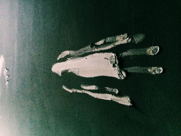 Σημάδι από χέρι σε έναν από τους εσωτερικούς τοίχους του κτηρίου. Δείγμα προσπάθειας διαφυγής κατά την πυρκαγιά. Η φωτογραφία ανέβηκε στο Twitter