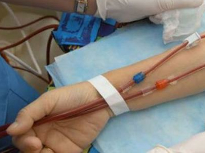 Έξαλλοι συγγενείς έσπασαν στο ξύλο τραυματιοφορέα