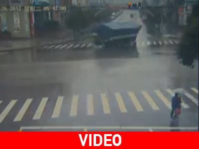 Κίνα: Ανατροπή νταλίκας on camera