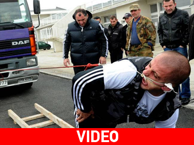 Άνδρας τράβηξε φορτηγό με το αυτί του!