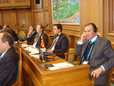 Πρόκληση Σκοπιανών μέσα στη Βουλή