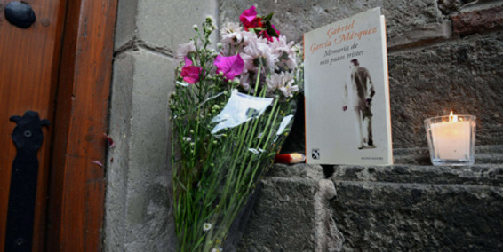 Η είσοδος της οικίας του Γκάμπο στην πόλη του Μεξικού. Άγνωστοι άφησαν λουλούδια, ένα βιβλίου του Μάρκες και άναψαν κεριά στη μνήμη του