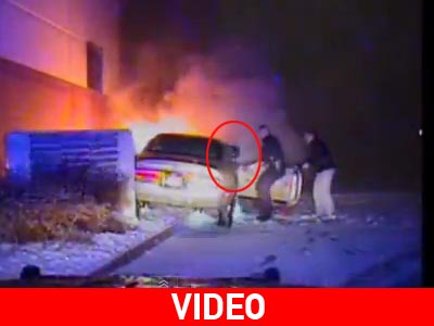 Διάσωση οδηγού από φλεγόμενο Ι.Χ. on camera