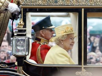 Βαλίτσες για Μπάκιγχαμ! – Η βασίλισσα ψάχνει για μπάτλερ