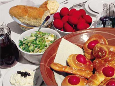 Πασχαλινό τραπέζι: Συμβουλές για την υγεία και την τσέπη μας