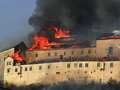 Δύο πιτσιρικάδες έβαλαν φωτιά σε κάστρο