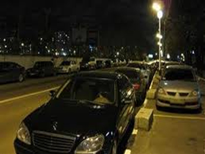 Έφοδος της αστυνομίας σε νυχτερινά κέντρα για το «απεριόριστο» πάρκινγκ τους