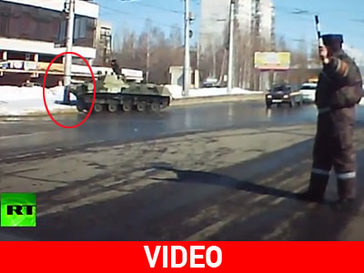 Ρωσία: Ατζαμής οδηγός τεθωρακισμένου σκορπά το γέλιο