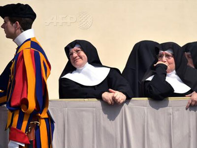 Τρυφερό ενσαντανέ… με καλόγριες στο Βατικανό