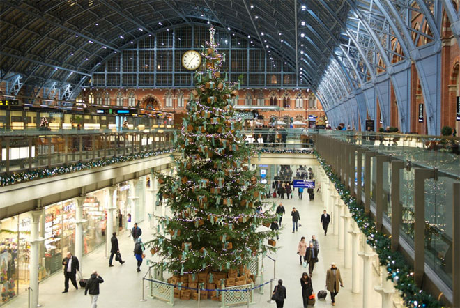 Το χριστουγεννιάτικο δέντρο που είναι εγκατεστημένο στον σταθμό του μετρό St Pancras μετρά σε ύψος πάνω από 10 μέτρα