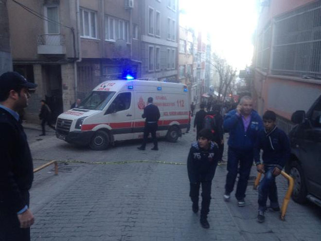 Ασθενοφόροα σπεύδουν στο σημείο της έκρηξης