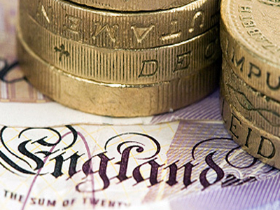 Σε χαμηλά έτους η στερλίνα – Κρατά την άνοδο το ευρώ