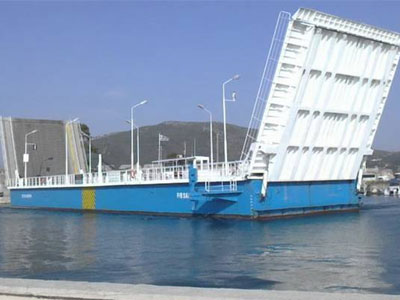 Βλάβη στην πλωτή γέφυρα «Αγία Μαύρα» της Λευκάδας