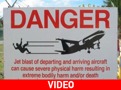 Αεροπλάνο απογειώνει και … τσακίζει τουρίστρια