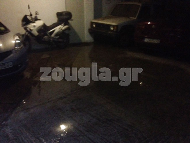 Μικρές λίμνες έχουν σχηματιστεί σε πιλοτή πολυκατοικίας στην Αγία Παρασκευή 