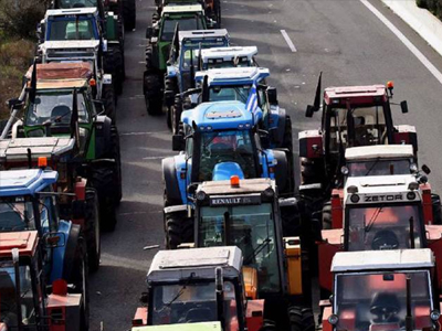 Παραμένουν στα μπλόκα οι αγρότες