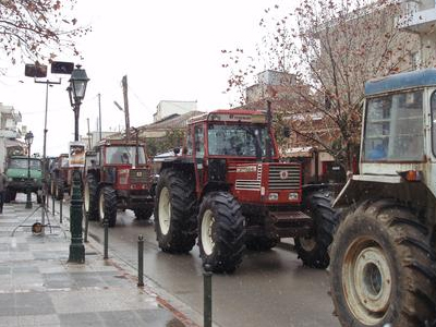Στους δρόμους οι αγρότες των Φαρσάλων