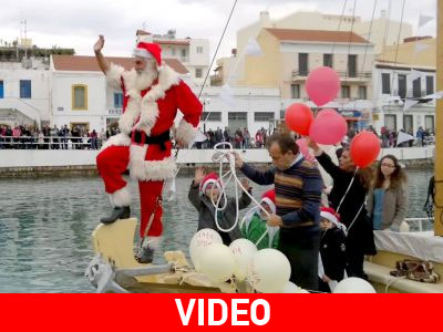 Με καΐκι έφτασε ο Άγιος Βασίλης στον Αγ. Νικόλαο Κρήτης