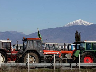 Αμετακίνητοι στα μπλόκα οι αγρότες