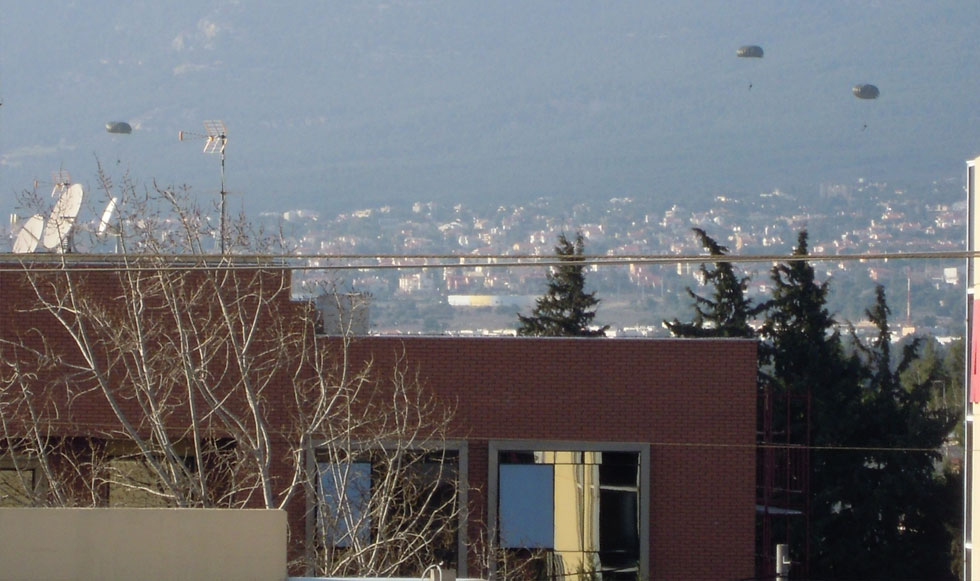 Ασκήσεις αλεξιπτωτιστών στο Τατόι