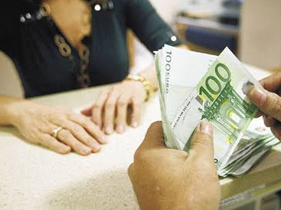 Προχωρούσαν σε αναλήψεις χρημάτων με πλαστές ταυτότητες