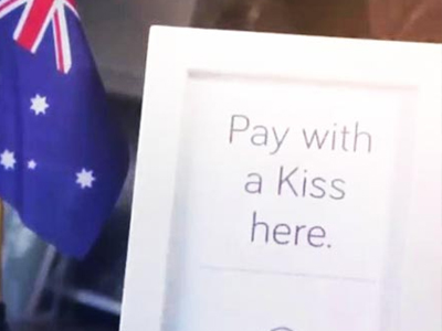 Με ένα φιλί, δώρο ο καφές