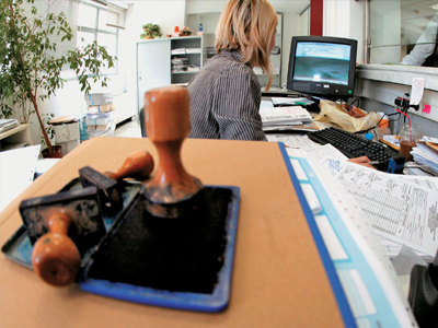 Απολύσεις στα… τυφλά