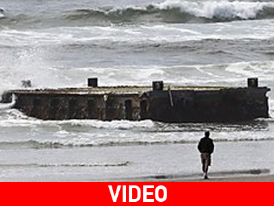 ΗΠΑ: Ακόμη μια αποβάθρα ξεβράστηκε από το τσουνάμι