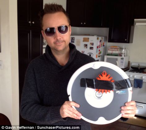 Ο Gavin Heffernan με τη σκούπα του