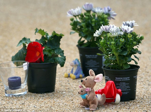 Γείτονες αφήνουν λουλούδια και παιχνίδια στη μνήμη των παιδιών