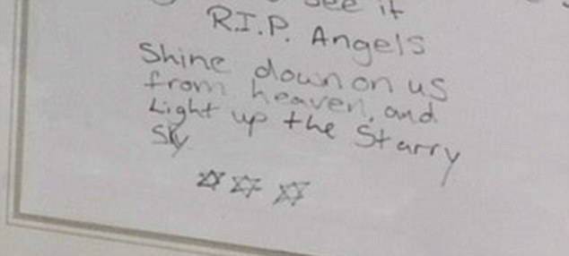 «Αναπαυθείτε εν ειρήνη άγγελοι. Ρίξτε λίγο από τη λάμψη σας και σε εμάς εδώ κάτω από τον παράδεισο και φωτίστε ακόμη περισσότερο τον έναστρο ουρανό» γράφει ένα από τα σημειώματα που άφησαν άγνωστοι