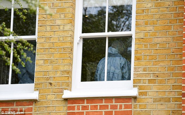 Αστυνομικοί της Σκότλαντ Γιαρντ στο παιδικό υπνοδωμάτιο. Δημοσιογράφος της Daily Mail ανέφερε πως ακόμη και τώρα γαλάζια λούτρινα αρκουδάκια είναι ευδιάκριτα από το παράθυρο