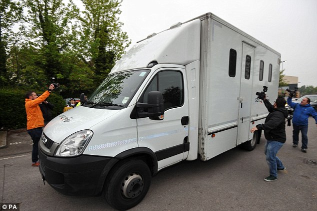 Φωτορεπόρτερ και εικονολήπτες προσπαθούν να απαθανατίσουν το πρόσωπο της μητέρας-παιδοκτόνου