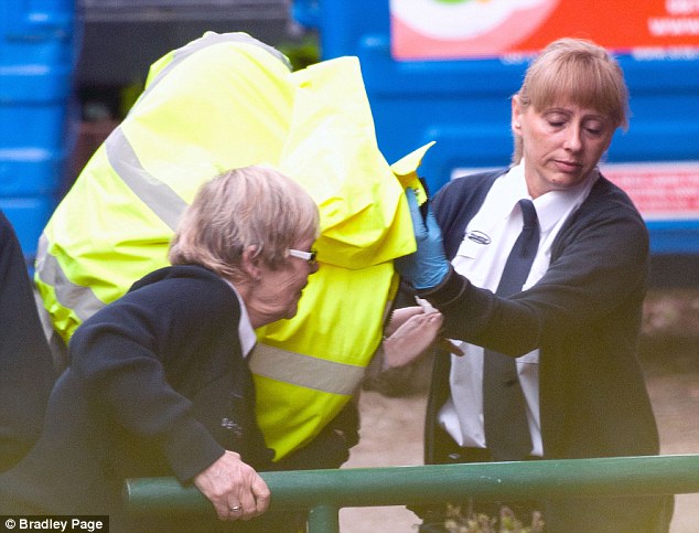 Η Τάνια Κλάρενς κάλυψε το πρόσωπό της για να παραστεί στην ακροαματική διαδικασία